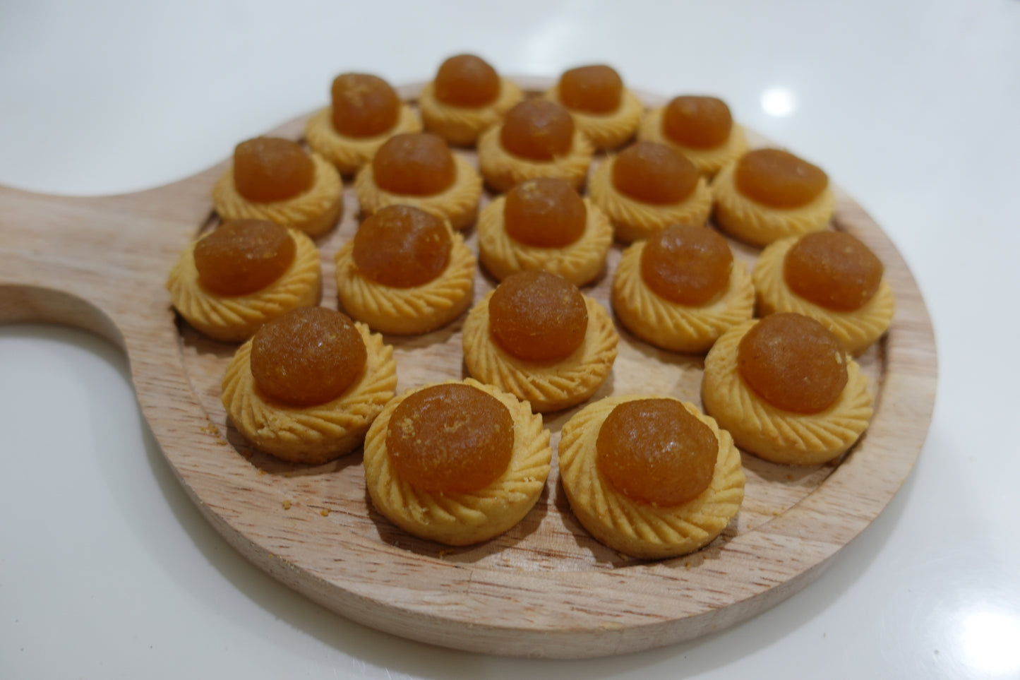 Dolly Pineapple Tarts in Red Bottle (17 Pieces)